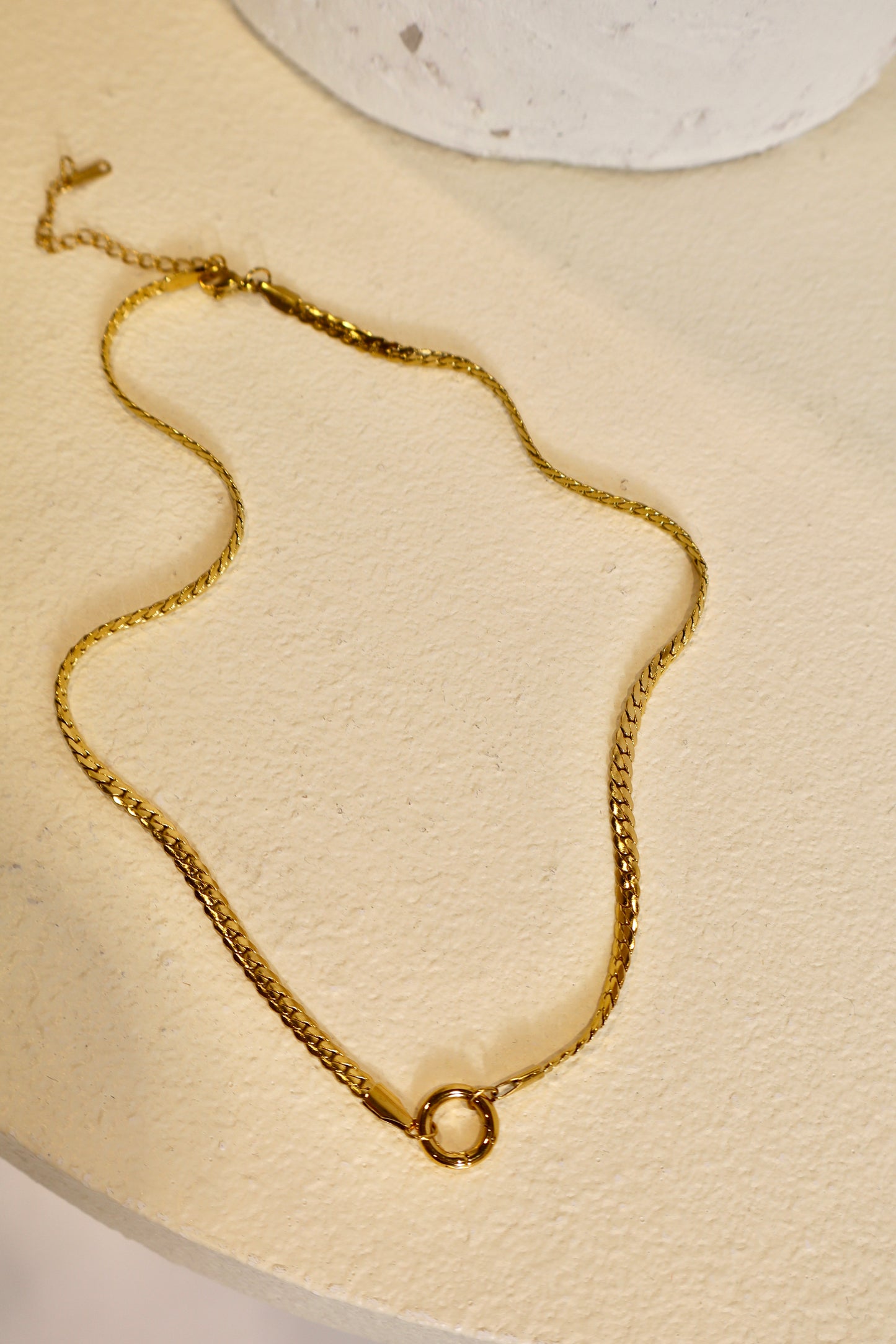 Flat chain charm necklace gold