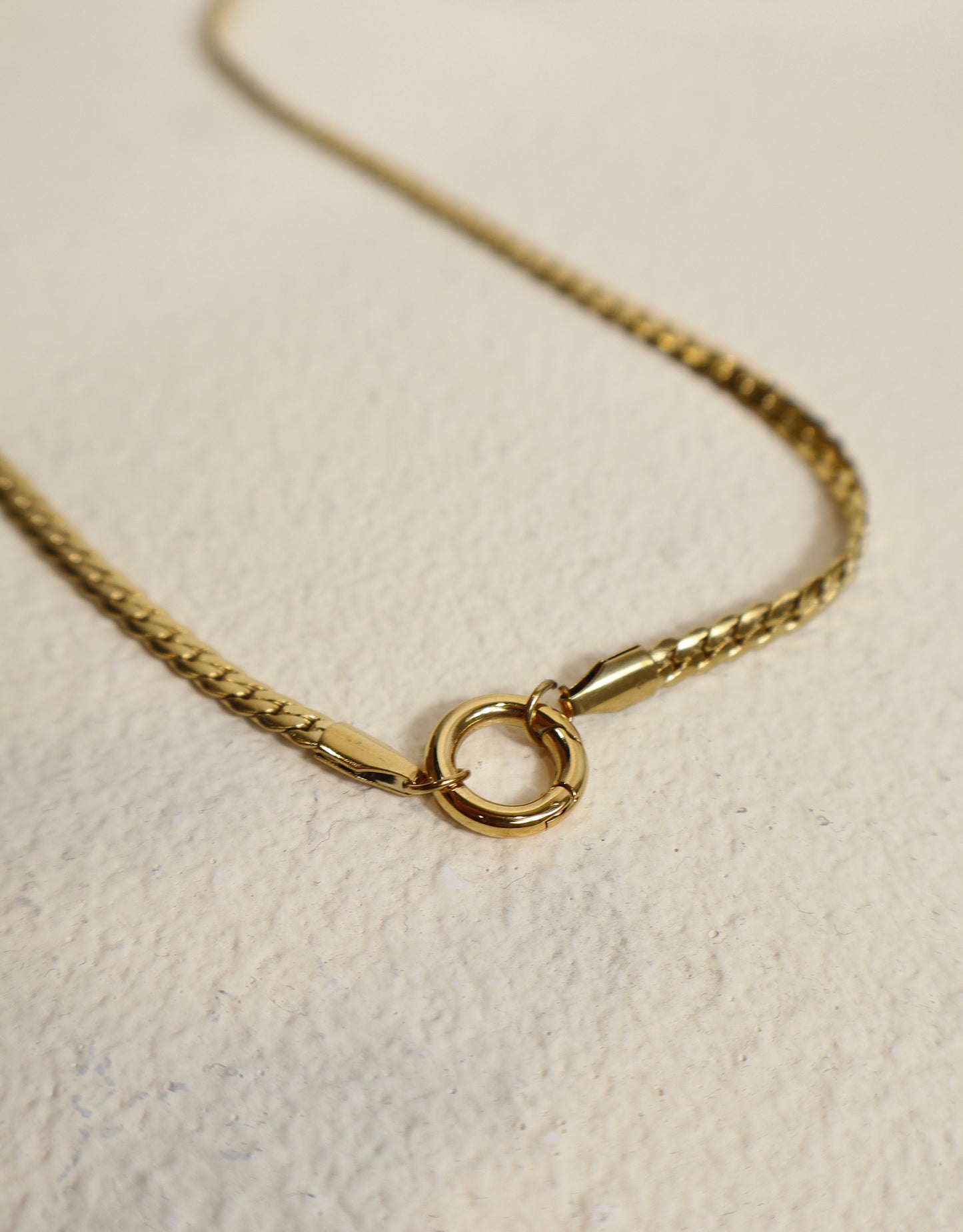 Flat chain charm necklace gold